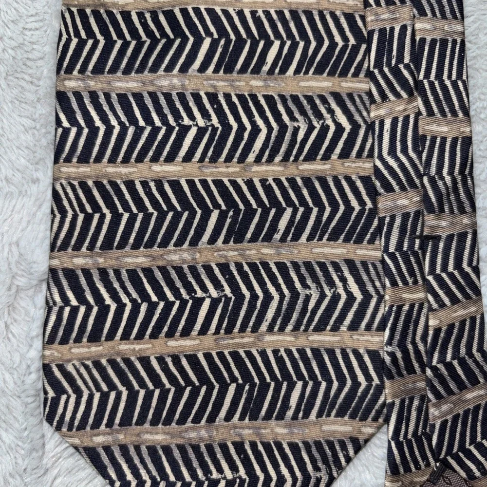 Albert Nipon Black and Tan Geometric Pattern 100% Silk Designer Tie‎